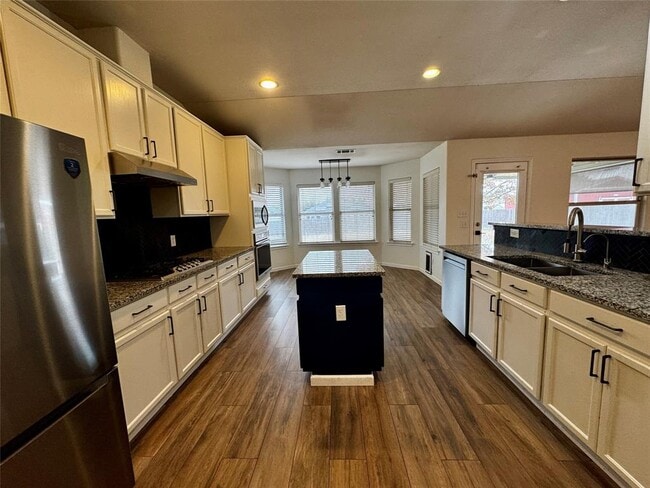 Building Photo - 104 Silk Tree Ln