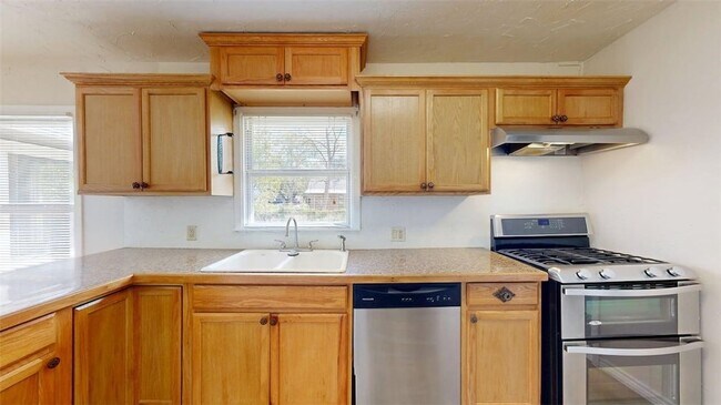 Building Photo - 911 E North Ave