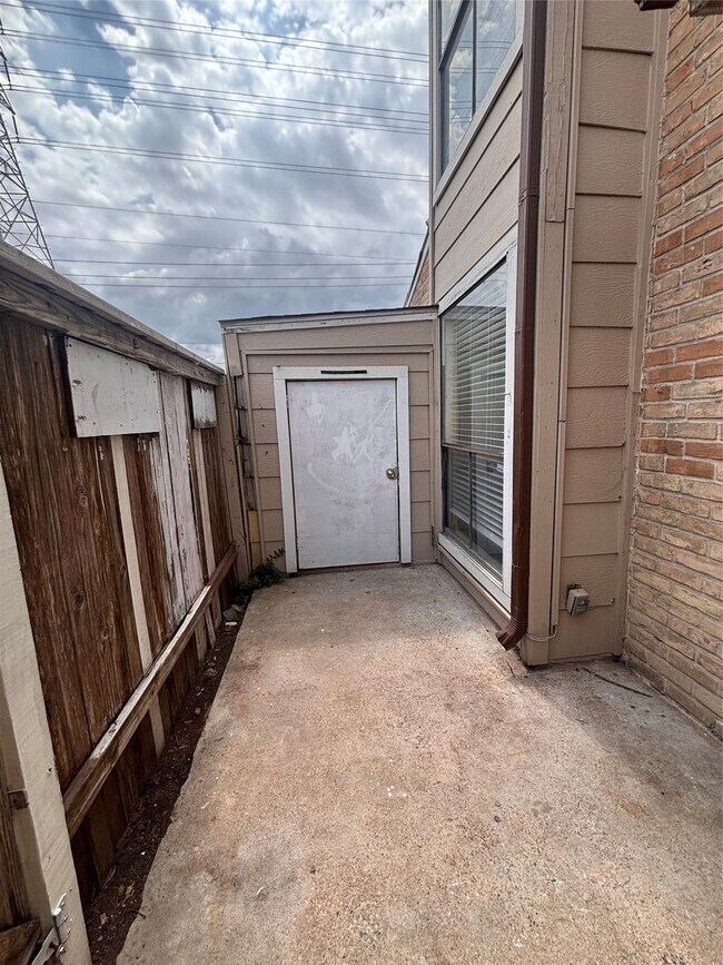 Building Photo - 2110 Wilcrest Dr