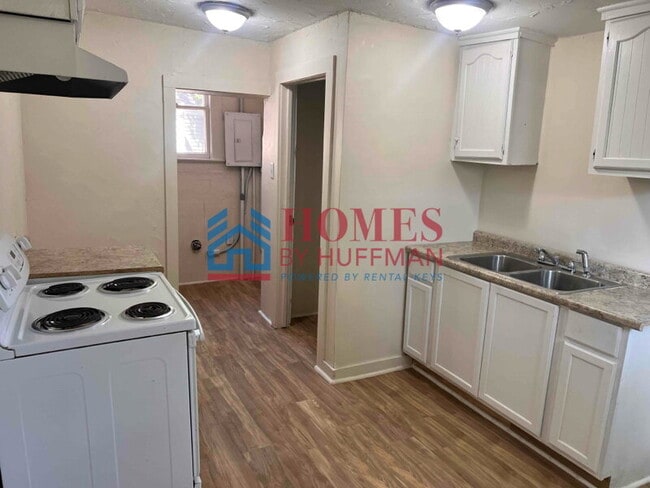 Building Photo - Three Bedroom House | Move in Ready