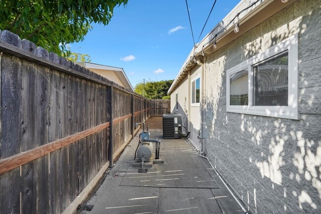 Building Photo - Beautiful Vacaville Home Near Parks, Schools & Shopping