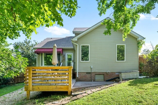 Building Photo - Pet Friendly Three Bedroom!