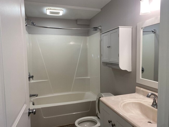 Building Photo - Spacious 5-Bedroom Home on Quiet Cul-de-Sac – Northeast Grand Rapids – Pet Friendly!