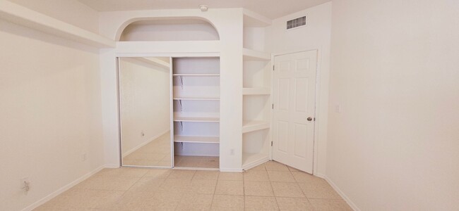 Building Photo - Stunning 4 bedroom, 2.5 bath home in West ...