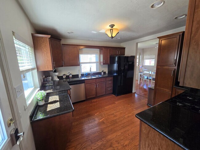 Building Photo - Stunning 4Bed 2bath House in Point Breeze!...