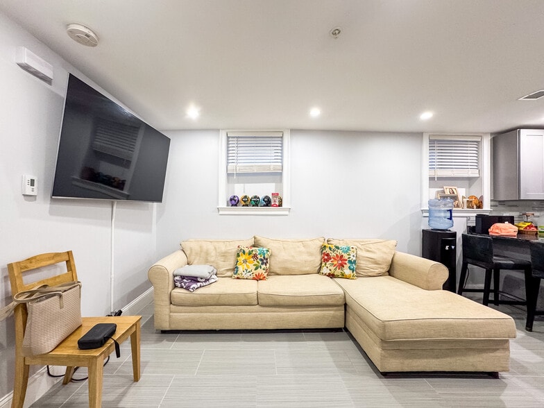 Building Photo - 62 Hecla St