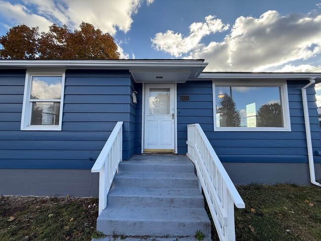 Primary Photo - Charming 4 Bed, 2 Bath w/ Garage!