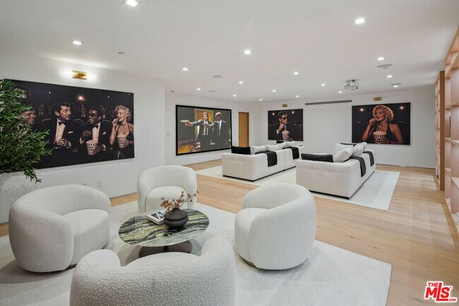 Building Photo - 1130 N Poinsettia Pl