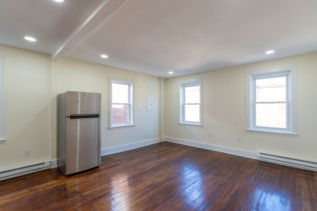 Building Photo - 5003 Pine St