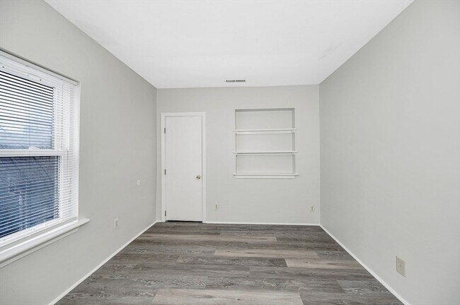 Building Photo - 98 School St