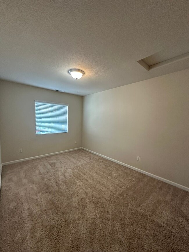 Building Photo - Newer Sherwood 3bd, 2.5ba Townhouse. Has A...