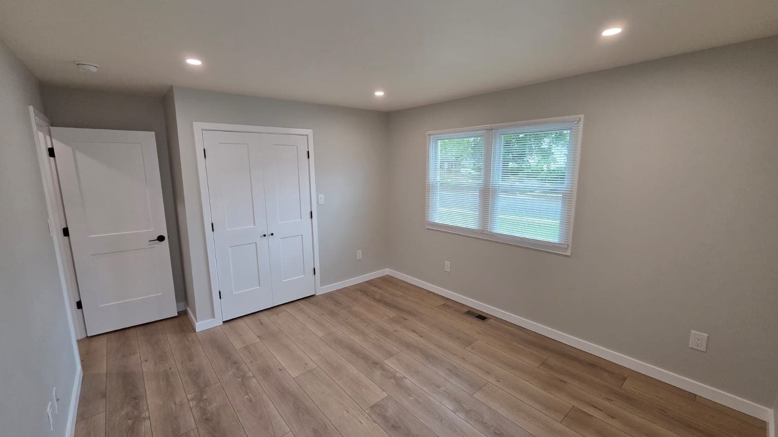 Master bedroom - 604 Holly Ln