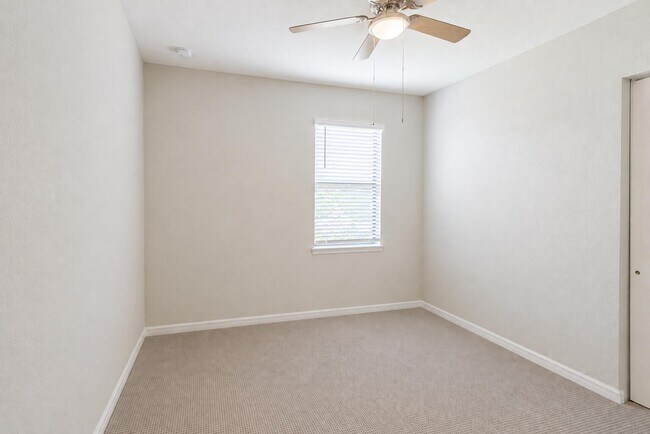 Building Photo - 348 SE Courances Dr