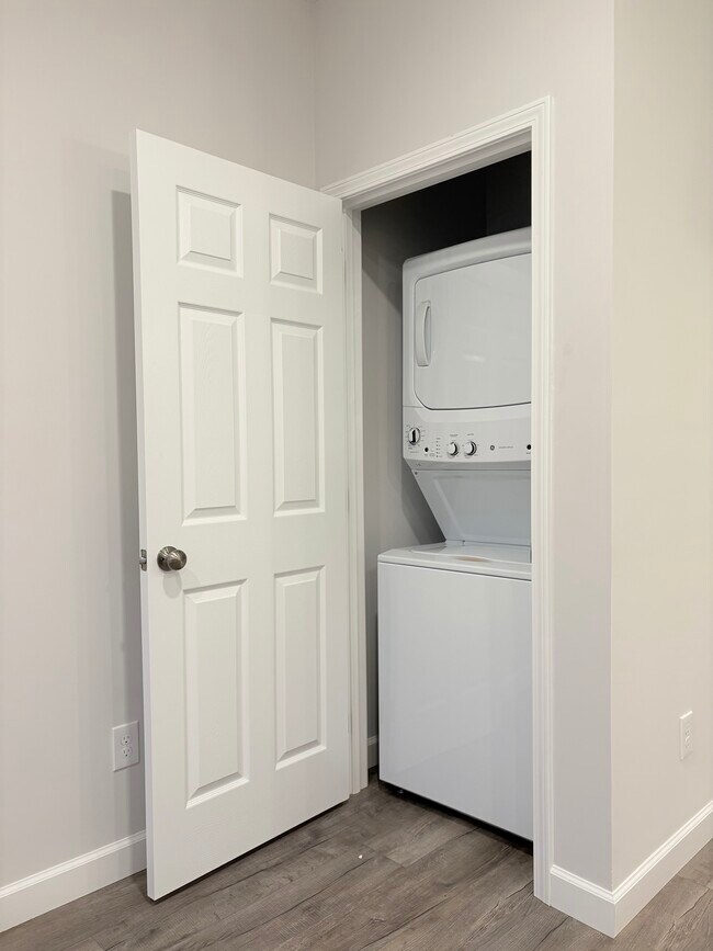 Building Photo - 869 Rodeo Ln