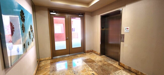 Building Photo - 2 Bedroom recently painted 2nd Floor Condo in Guard Gated Park Avenue!