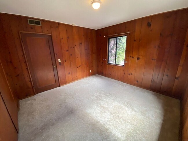 Building Photo - Beach Tract Cottage!