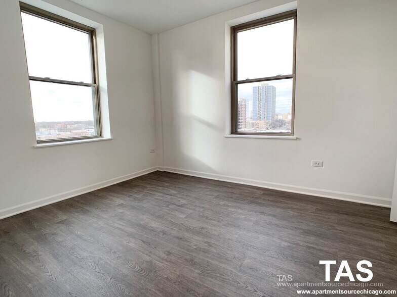 Building Photo - 940 W Winona St