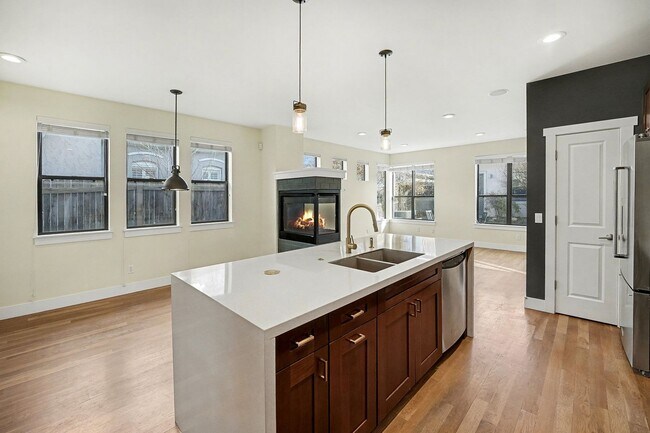 Building Photo - Gorgeous 3 bed 3.5 bath Home Available in Platt Park!