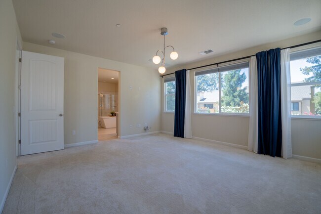 Building Photo - 3625 Blue Bird Dr