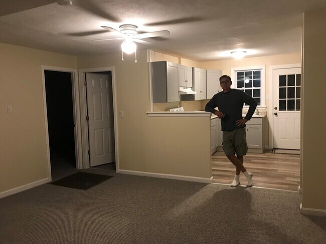 Building Photo - 35 Hemlock St