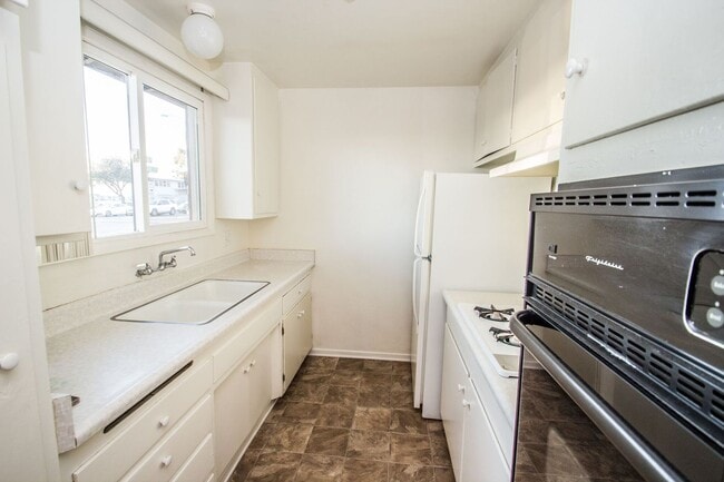 Building Photo - Charming Light Filled Ventura 2 Bd Cottage...