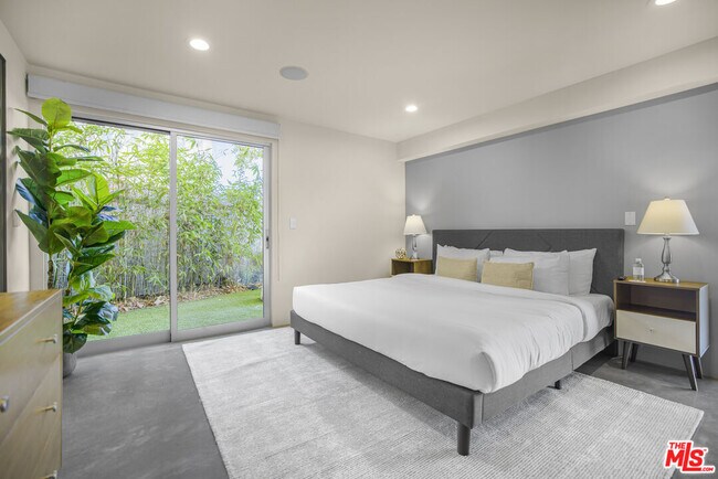 Building Photo - 9892 Beverly Grove Dr