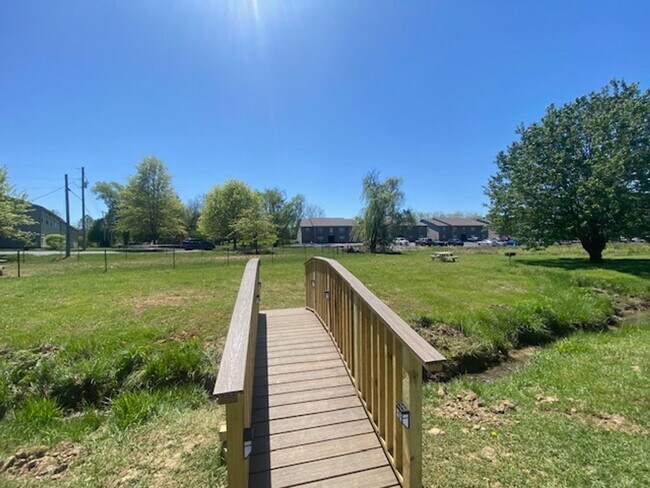 Building Photo - 2 Bedroom Apartment in Maryville, TN – $50...