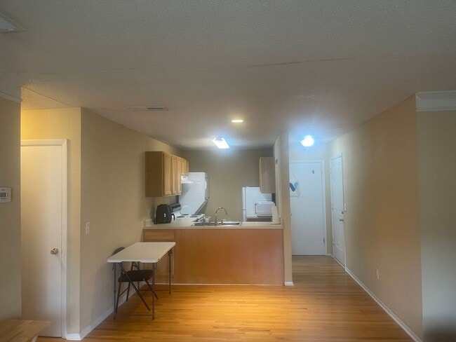 Building Photo - ? Now Leasing in Hanahan! ? First Month Fr...
