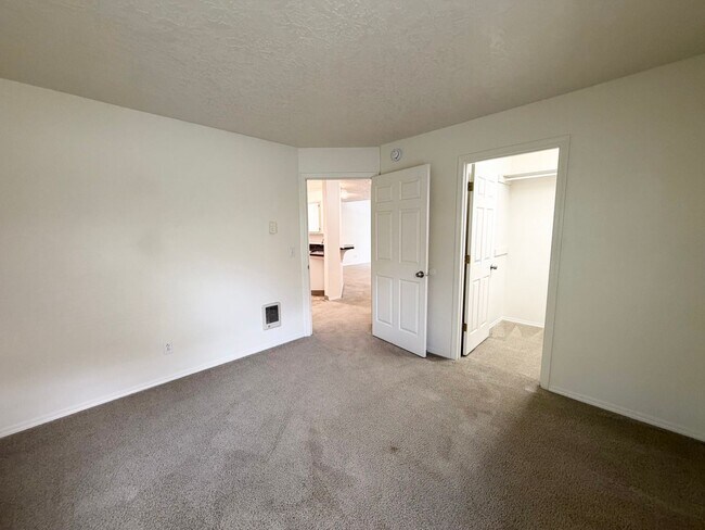Building Photo - Super Cute Spacious 2BD 2BA in the Hillsdale Neighborhood!