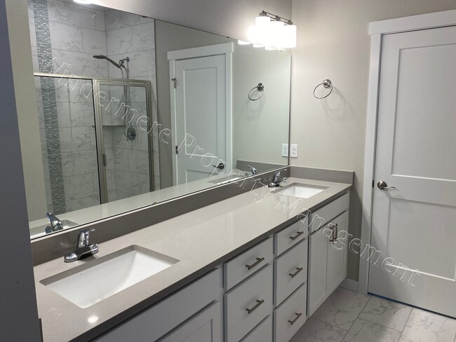 Building Photo - 3-Level Home with Garage and Primary Suite