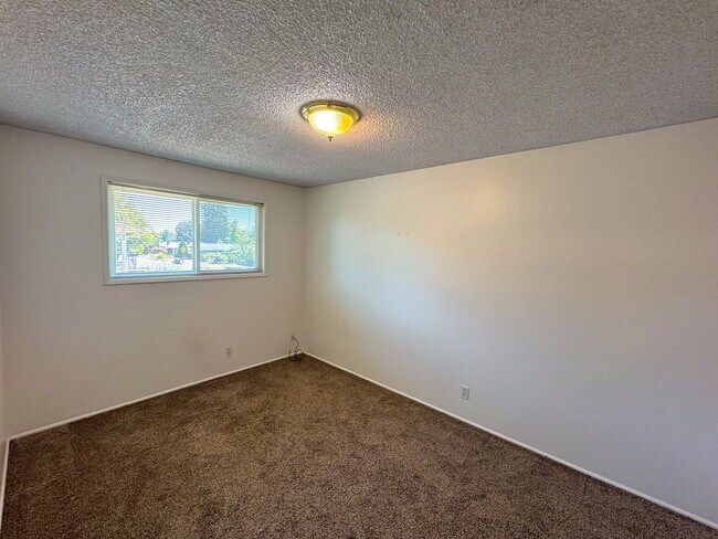 Building Photo - 3 Bedroom Duplex off Gilham Rd.