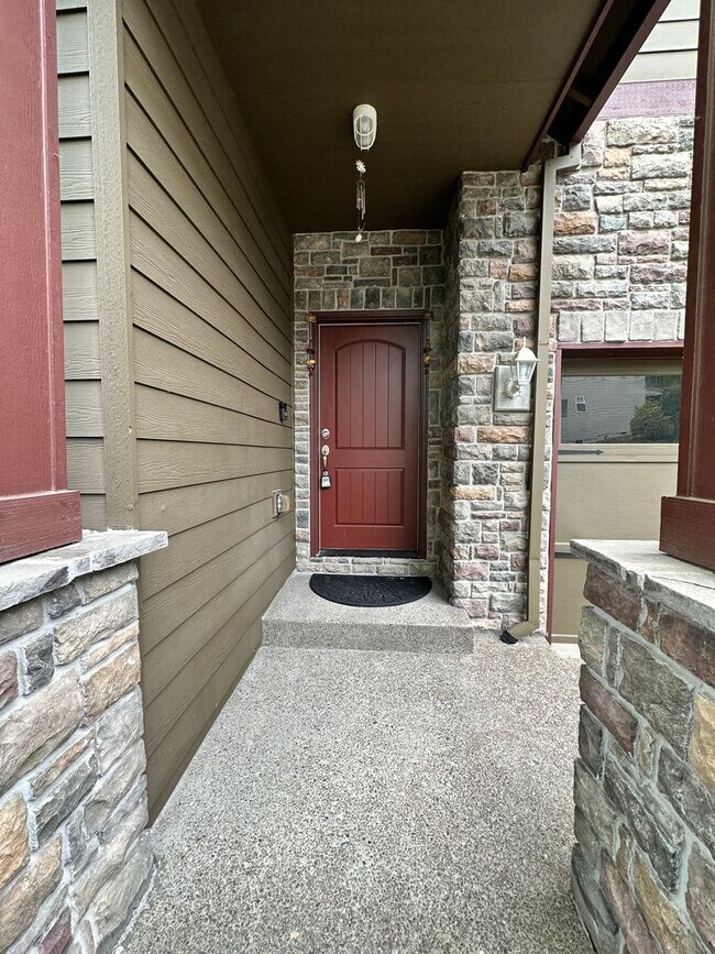 Building Photo - Beautiful 6-bedroom 4-bathroom home in an upscale neighborhood in the Sexton Mountain section of ...