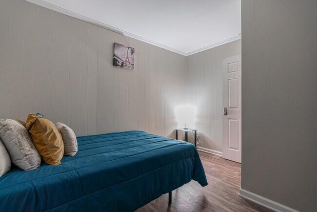 Building Photo - THE KNOLLVIEW | Spacious updated home just a 5-minute walk to bus 186, offering convenient and co...