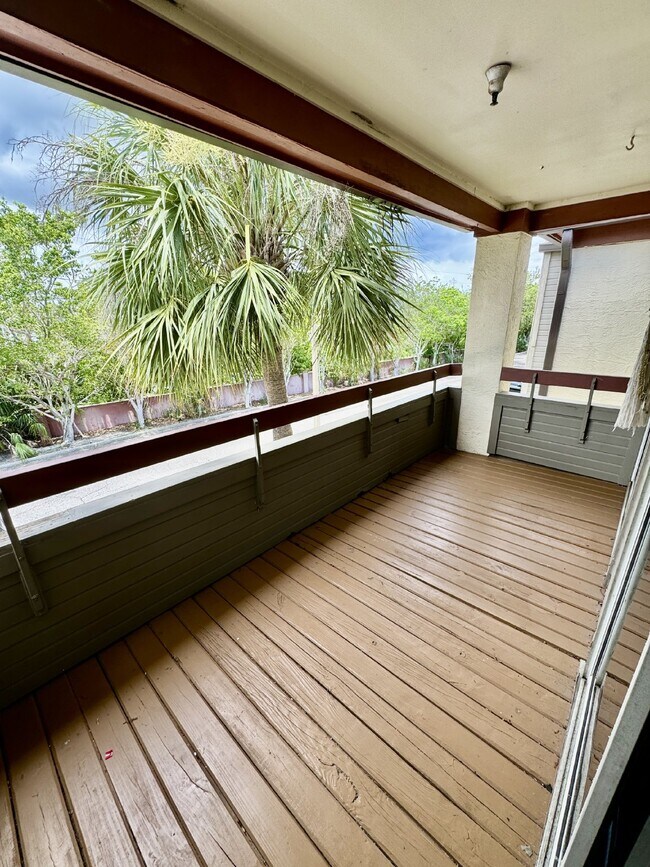 Building Photo - "Charming 1-Bedroom Retreat in St. Petersburg - Modern Comfort with 729 Sq Ft of Cozy Living!"