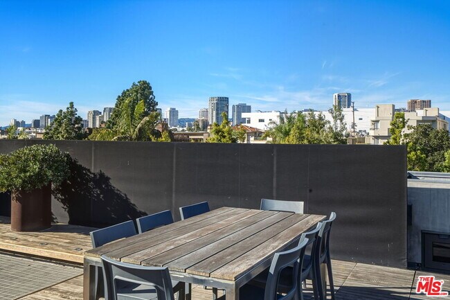 Building Photo - 1849 Fox Hills Dr