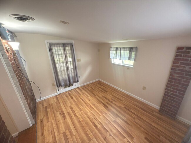 Building Photo - Charming 3-Bedroom Home + Bonus Room in Prime Niskayuna Location!