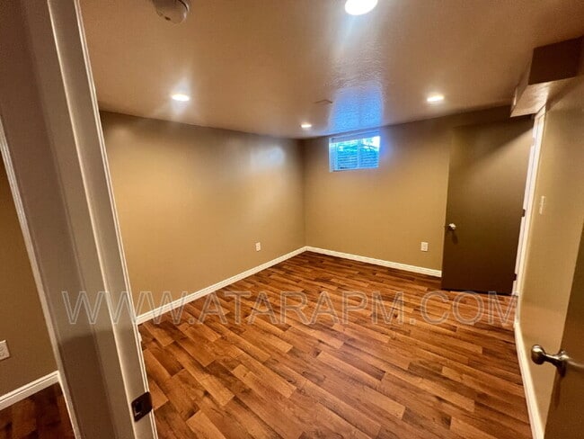 Building Photo - 871 Foothill Dr