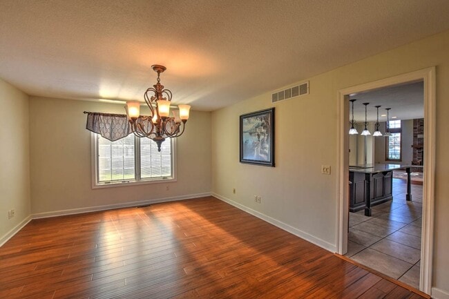 Building Photo - Forsyth Home!  4 Beds 3.5 Baths with Finis...