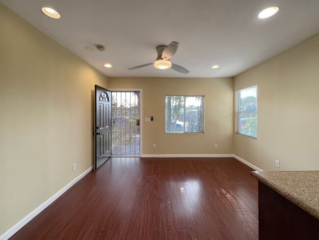 Building Photo - **5886 Lemon Ave Long Beach** 2 Bedroom 1 ...