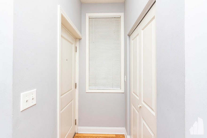 Building Photo - 1133 W Addison St