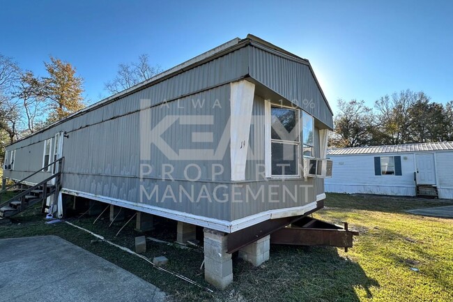 Building Photo - 3 bedroom Mobile Home Now Available!