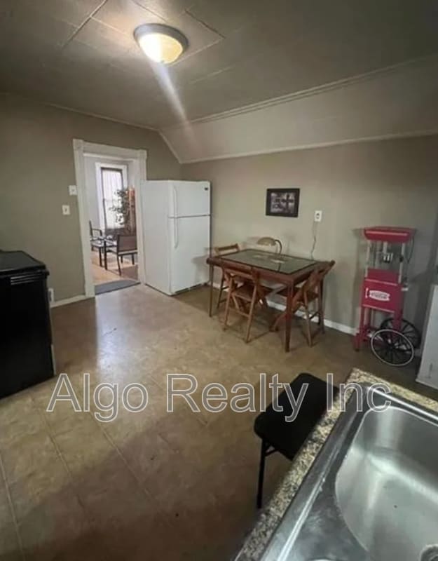 Building Photo - 825 Sylvan St