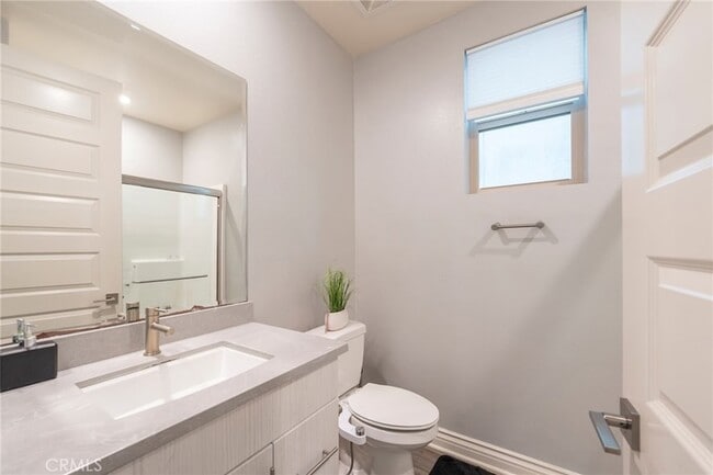 Building Photo - 102 Spectacle