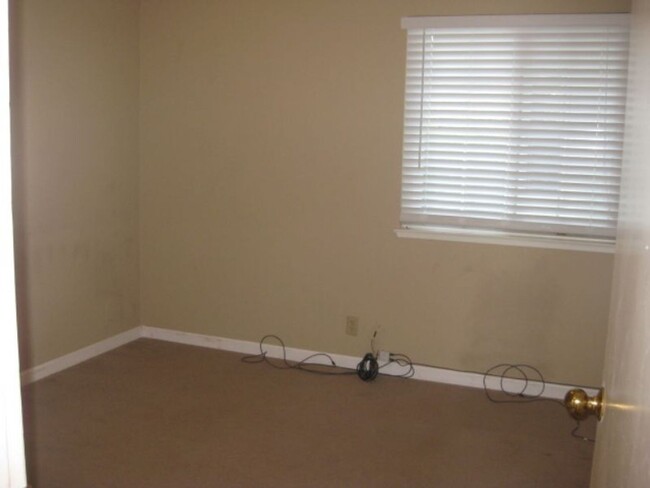 Building Photo - 4 Bedroom Home in Elk Grove!