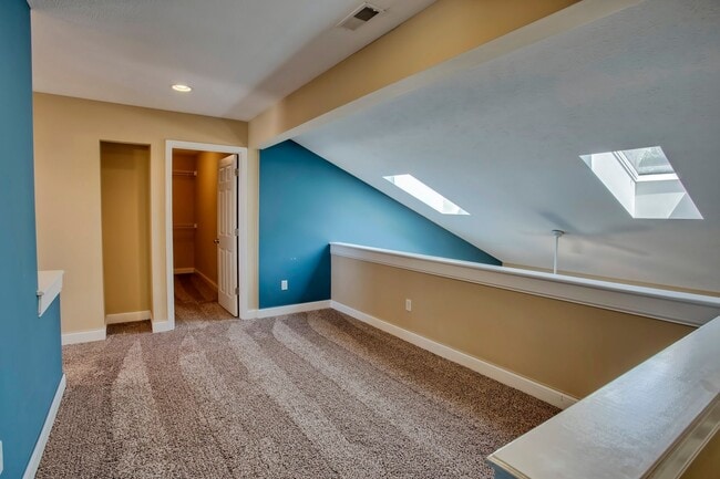 Building Photo - Beautiful Prairie Fields Townhouse — 3 Bed / 2.5 Bath + Loft