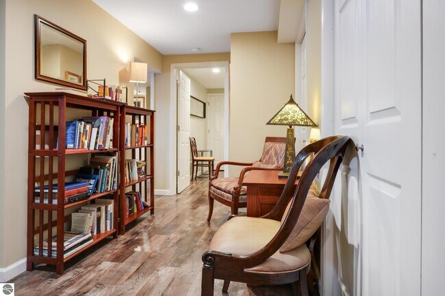 Building Photo - 5521 Silver Sunrise Trail