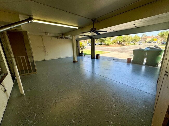 3 cars garage - 21330 Dickinson Rd