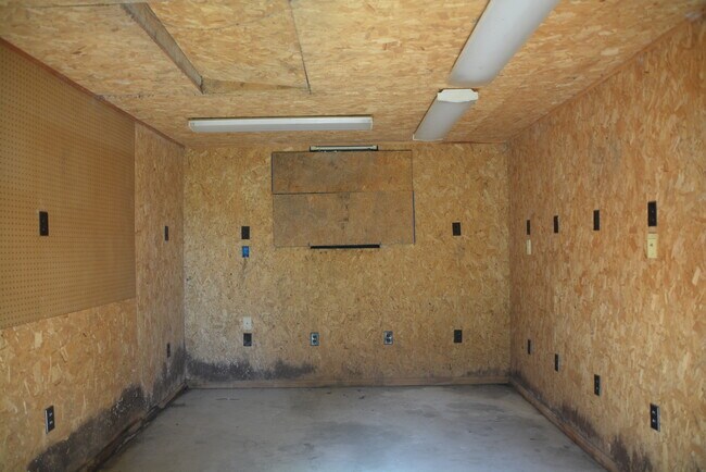 Building Photo - 2 Bedroom 1 Bath Home with a Carport