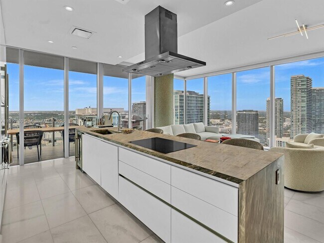 Building Photo - 700 NE 26th Terrace