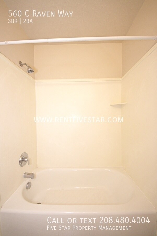 Building Photo - 560 Raven Way